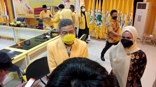 Ketua DPD I Golkar Sulsel Taufan Pawe didampingi Bupati Luwu Utara yang juga Calon Ketua DPD II Golkar Luwu Utara Indah Putri Indriani, diwawancarai awak media usai Fit And Proper Test, Jumat (25/06/2021).