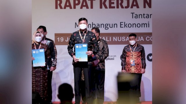 Bupati Gowa Adnan Purichta Ichsan, saat dikukuhkan menjadi Sekretaris Jendral (Sekjend) Asosiasi Pemerintah Kabupaten Seluruh Indonesia (APKASI) masa bhakti 2021-2026, di Ballroom Nusa Dua Convention Center Nusa Dua Bali, Kabupaten Badung, Provinsi Bali, Sabtu (19/06/2021).