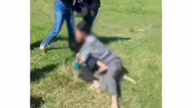 Tangkapan layar dari video pengeroyokan yang terjadi di Lapangan Sinjai Bersatu.