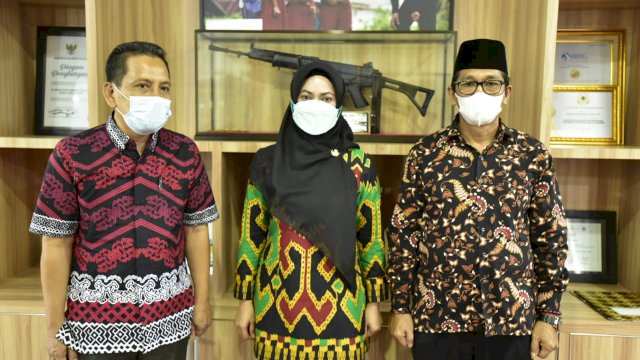 Bupati Luwu Utara Indah Putri Indriani foto bersa mantan camat Malangke Tasman dan Plt Camat Malangke Akram Rais. Selasa (01/06/2021)