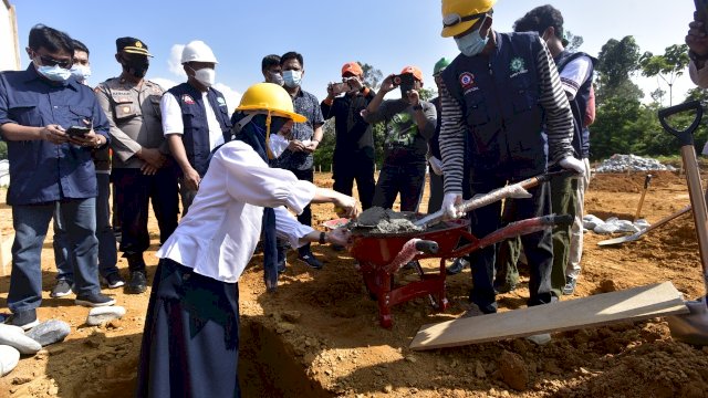Bupati Luwu Utara, Indah Putri Indriani saat meletakkan batu pertama pembangunan 72 hunian tetap untuk korban banjir bandang Luwu Utara, di Dusun Porodoa Kecamatan Mappedeceng. Jumat (04/06/2021)