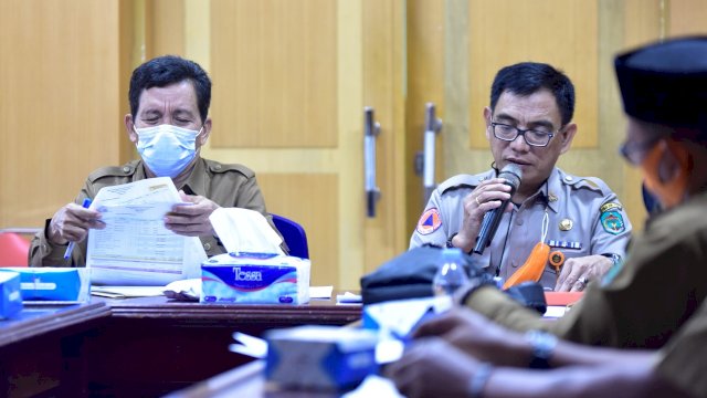 Sekretaris Daerah Luwu Utara, Armiadi bersama Kalaksa BPBD Luwu Utara Muslim Muhtar saat memimpin rapat koordinasi pembangunan hunian tetap untun penyintas Banjir Bandang Luwu Utara. 