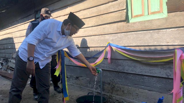Wakil Bupati Luwu Utara, Suaib Mansur saat meresmikan program Penyediaan Air Minum dan Sanitasi Berbasis Masyarakat (Pamsimas) di Desa Pombakka Malangke Barat. Jumat (11/6/2021)