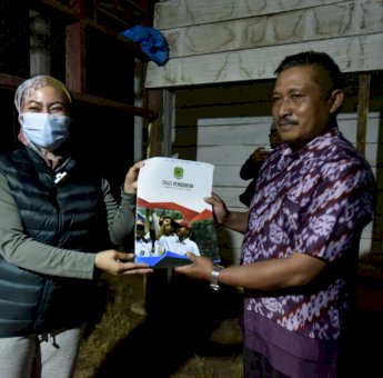 Bupati Luwu Utara Serahkan 57 SK Sarjana Mengajar di Seko