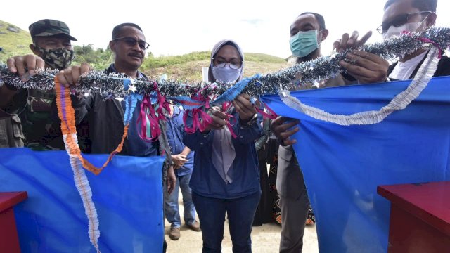 Bupati Luwu Utara, Indah Putri Indriani menggunting pita, saat meresmikan SPBU Satu Harga di Kecamatan Seko. Minggu (13/06/2021)