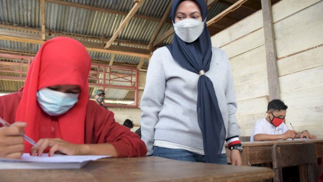 Bupati Luwu Utara, Indah Putri Indriani meninjau langsung pelaksanaan ujian sekolah di SMP Negeri 02 Seko. Sabtu (12/06/2021)FOTO/Bayu Firmansyah