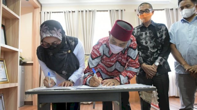 Bupati Luwu Utara, Indah Putri Indriani dan Ketua Komisi Pemilihan Umum (KPU) Luwu Utara, Syamsul Bachri, menandatangani naskah kesepakatan bersama (MoU). Rabu (16/06/2021)