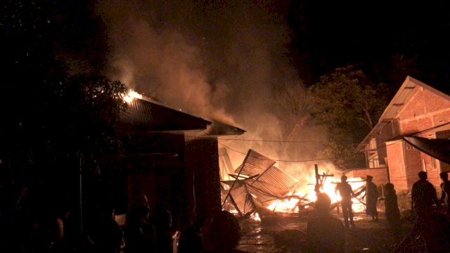Warga sekitar berusaha membantu memadamkan api yang menghanguskan rumah warga di Dusun Polewali, Desa Bonto Sinala, Kecamatan Sinjai Borong.
