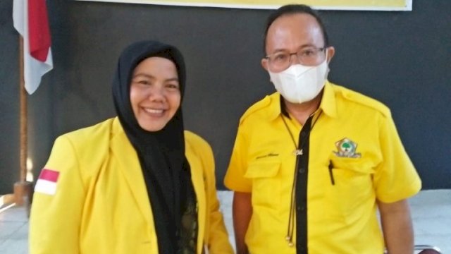 Ketua Panitia Musda DPD II Golkar Sinjai Hasriana, bersama Plt Ketua Golkar Sinjai Nasran Mone.