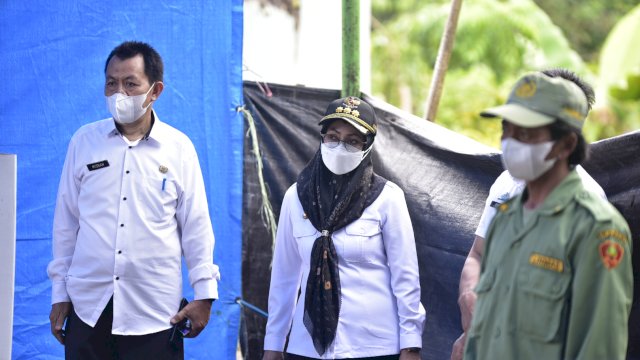 Bupati Luwu Utara Indah Putri Indriani saat meninjau pelaksanaan pilkades di salah satu TPS di Desa Lampuawa Kecamatan Sukamaju. Rabu (14/07/2021)