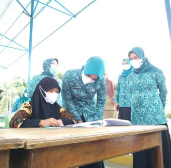 Priska Adnan Turun Langsung Pantau Tes Kompetensi Kader Posyandu