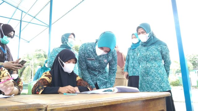 Priska Adnan Turun Langsung Pantau Tes Kompetensi Kader Posyandu