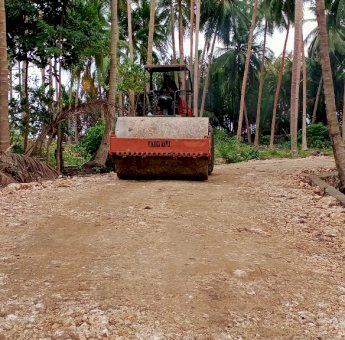 Pemadatan Jalan Bitombang-Kampung Tola, Satgas TMMD 111 Selayar Gunakan Compactor