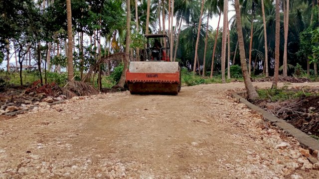 Pemadatan Jalan Bitombang-Kampung Tola, Satgas TMMD 111 Selayar Gunakan Compactor