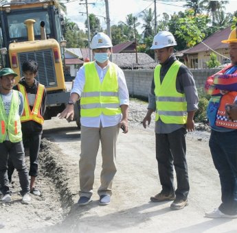 Suaib Mansur Tinjau Pengerjaan Jalan Baebunta – Salulemo dan Masamba – Kambisa
