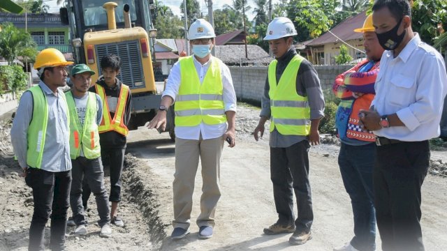 Wakil Bupati Luwu Utara Suaib Mansur (tengah) saat meninjau pengerjaan ruas Jalan Baebunta - Salulemo dan Masamba - Kambisa. Rabu (30/06/2021)