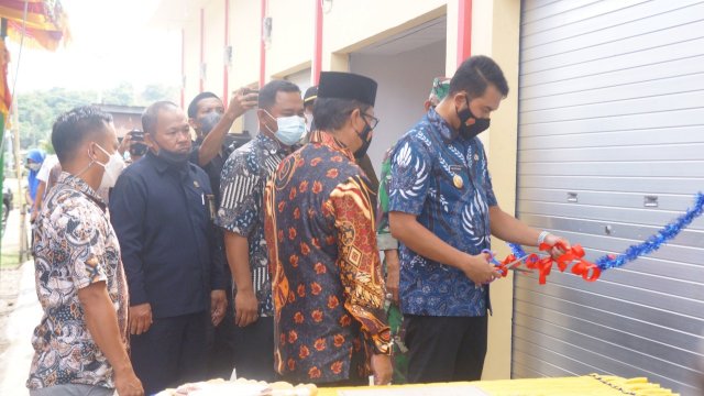 Andi Seto Resmikan Kios Pasar Batang Sinjai