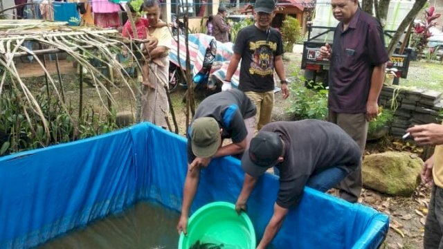 Salah satu kelompok Budidaya Ikan saat melepas bibit ikan Bantuan dari Pemerintah Kabupaten Sinjai, Kamis (01/07/2021).