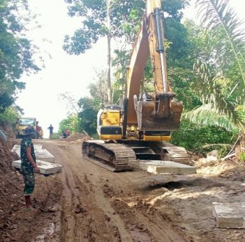 Satgas TMMD 111 Selayar Angkat Penampang Drainase Pakai Alat Berat