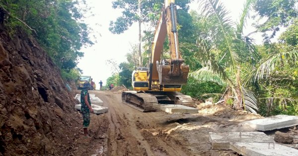 Satgas TMMD 111 Selayar Angkat Penampang Drainase Pakai Alat Berat