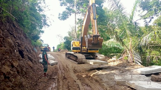 Satgas TMMD 111 Selayar Angkat Penampang Drainase Pakai Alat Berat