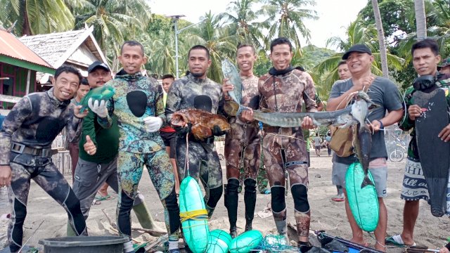 Komunitas Penyelam Tangkap Ikan Segar untuk Prajurit TMMD 111 Selayar