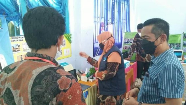Kepala Dinas Pendidikan Kabupaten Sinjai Andi Jefrianto Asapa, meninjau Gelar Karya Peserta Diklat di SMPN 7 Sinjai, Sabtu (03/07/2021).