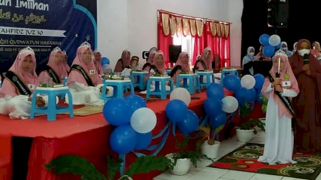 Suasana Wisuda Tahfidz dan Tahsin Rumah Quran Sinjai (RQS) Qudwartun Hasanah, Minggu (04/07/2021).
