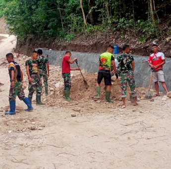 Prajurit TMMD 111 Selayar Mulai Ratakan Jalan Dengan Timbunan