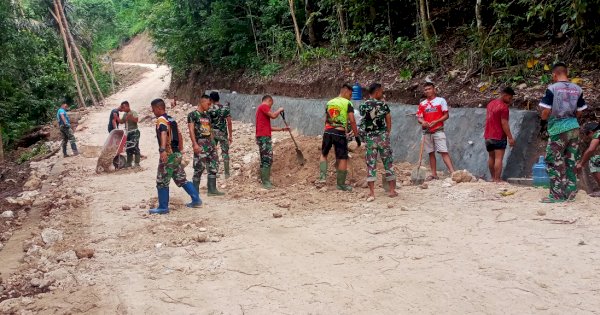 Prajurit TMMD 111 Selayar Mulai Ratakan Jalan Dengan Timbunan