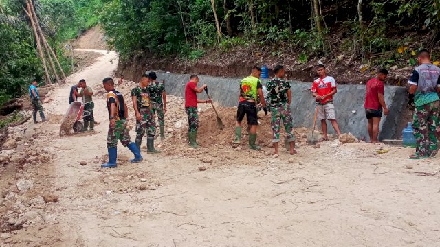 Prajurit TMMD 111 Selayar Mulai Ratakan Jalan Dengan Timbunan