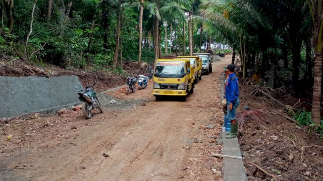 Suasana Pengerjaan Jalan Menuju Kampung Tola, Kelurahan Bontobangung, Kecamatan Bontoharu, Kabupaten Kepulauan Selayar.