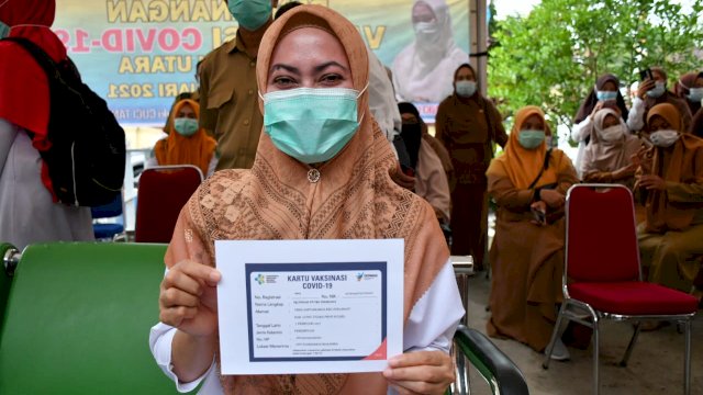 Bupati Luwu Utara Indah Putri Indriani, menunjukkan sertifikat vaksinnya usai menerima vaksin beberapa waktu yang lalu.