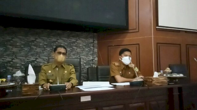 Sekda Sinjai Akbar (kacamata) bersama Kepala Bappeda Irwan Suaib, saat memimpin rapat monitoring.