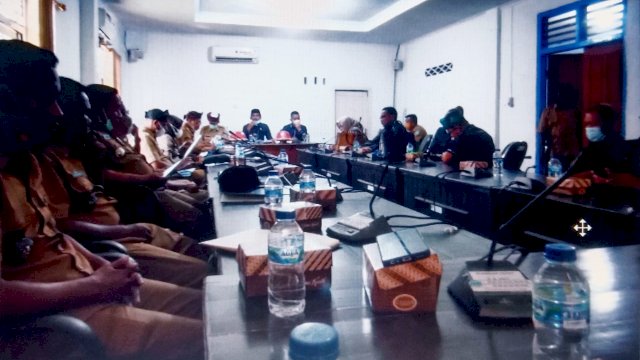 LSM Garuda saat Rapat Audiens bersama DPRD dan Pemkab Buteng di Kantor DPRD Buteng, Selasa (06/07/2021). (Foto: Arwin)