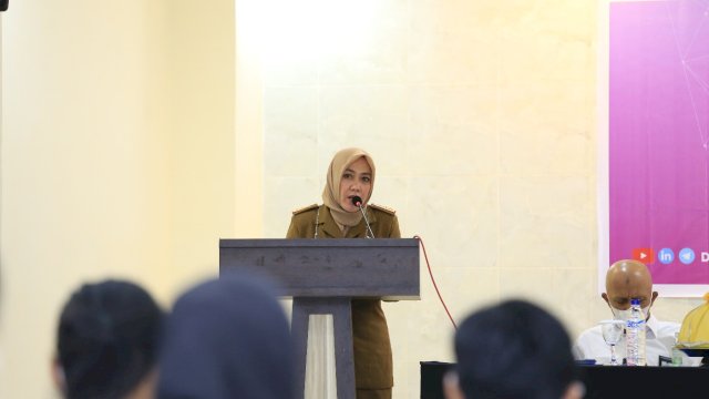 Kepala Balitbangda Palopo, Andi Enceng Saat Membuka Bimtek dan Sertifikasi Vocational School Graduate Academy ( VSGA ) Bidang TIK bagi angkatan kerja muda Kota Palopo di Aula Hotel Harapan pada Selasa, 6 Juli 2021.