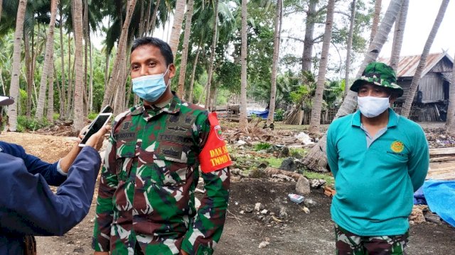 Komandan Kodim yang juga Komandan Satgas TMMD ke 111 Kepulauan Selayar Letkol Kav. Adi Priatna, saat di Wawancarai awak Media di Kampung Tola, Selasa (06/07/2021).