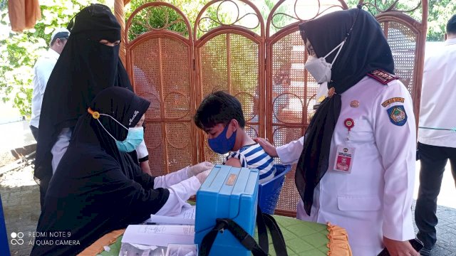 Pelaksanaan Vaksinasi Massal Covid-19 di Kantor Camat Barombong, Kabupaten Gowa, Rabu (07/07/2021). (Chaerani)