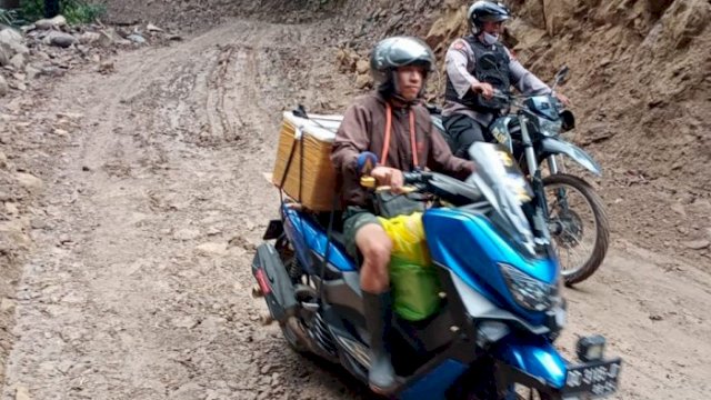 Seda Rustam Anggota Satgas TMMD Ke 111 Kodim 1415 Kepulauan Selayar, saat mengantarkan bahan makanan menuju Kampung Tola.