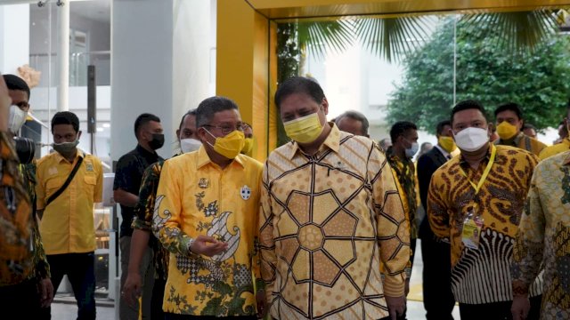 Ketua Golkar Sulsel, Taufan Pawe (kiri) saat berbincang dengan Ketua Umum Partai Golkar, Airlangga Hartarto belum lama ini.