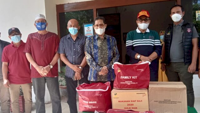 Plt. Kepala Dinas Sosial Sulsel Hasan Basri Ambarala, menyerahkan secara simbolis bantuan untuk warga yang terdampak Banjir dan Longsor kepala Sekda Sinjai Akbar Mukmin.