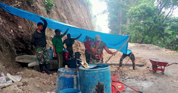 Hujan Deras Tak Surutkan Semangat Satgas TMMD 111 Selayar Selesaikan Jalur Bitombang-Tola