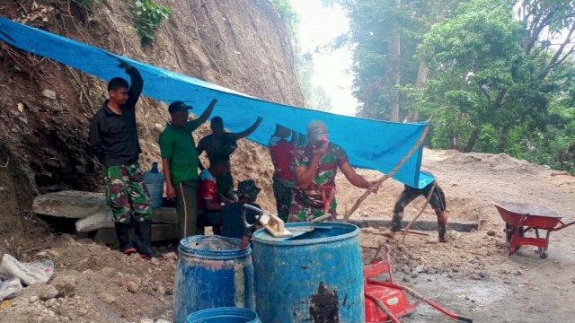 Hujan Deras Tak Surutkan Semangat Satgas TMMD 111 Selayar Selesaikan Jalur Bitombang-Tola