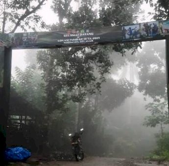 Kabut Tebal Tutup Akses Jalan ke Kampung Tola, Satgas TMMD 111 Selayar Distribusikan Logistik Jalan Kaki