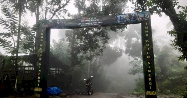 Kabut Tebal Tutup Akses Jalan ke Kampung Tola, Satgas TMMD 111 Selayar Distribusikan Logistik Jalan Kaki