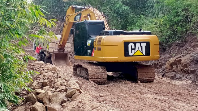 TMMD 111 Selayar, Alat Berat Dikerahkan Untuk Timbun Lokasi Jalan Berlumpur