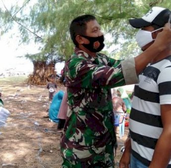 TMMD 111 Selayar, Mayor Inf Rusli Bagikan Masker ke Warga Kampung Tola