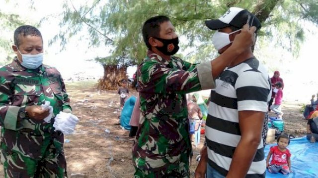 TMMD 111 Selayar, Mayor Inf Rusli Bagikan Masker ke Warga Kampung Tola