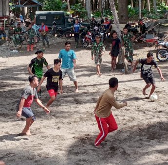 Keseruan Satgas TMMD 111 Selayar Bermain Sepak Bola Bersama Warga Kampung Tola