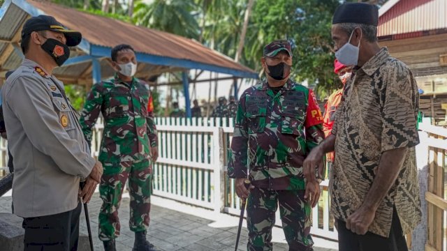 Komandan Korem 141 Toddopuli Brigjen TNI Djazar Djamil, berbincang dengan warga saat mengunjungi Kampung Tola yang merupakan Pusat Lokasi TMMD ke 111 Kodim 1415 Kepulauan Selayar, Selasa (13/07/2021).